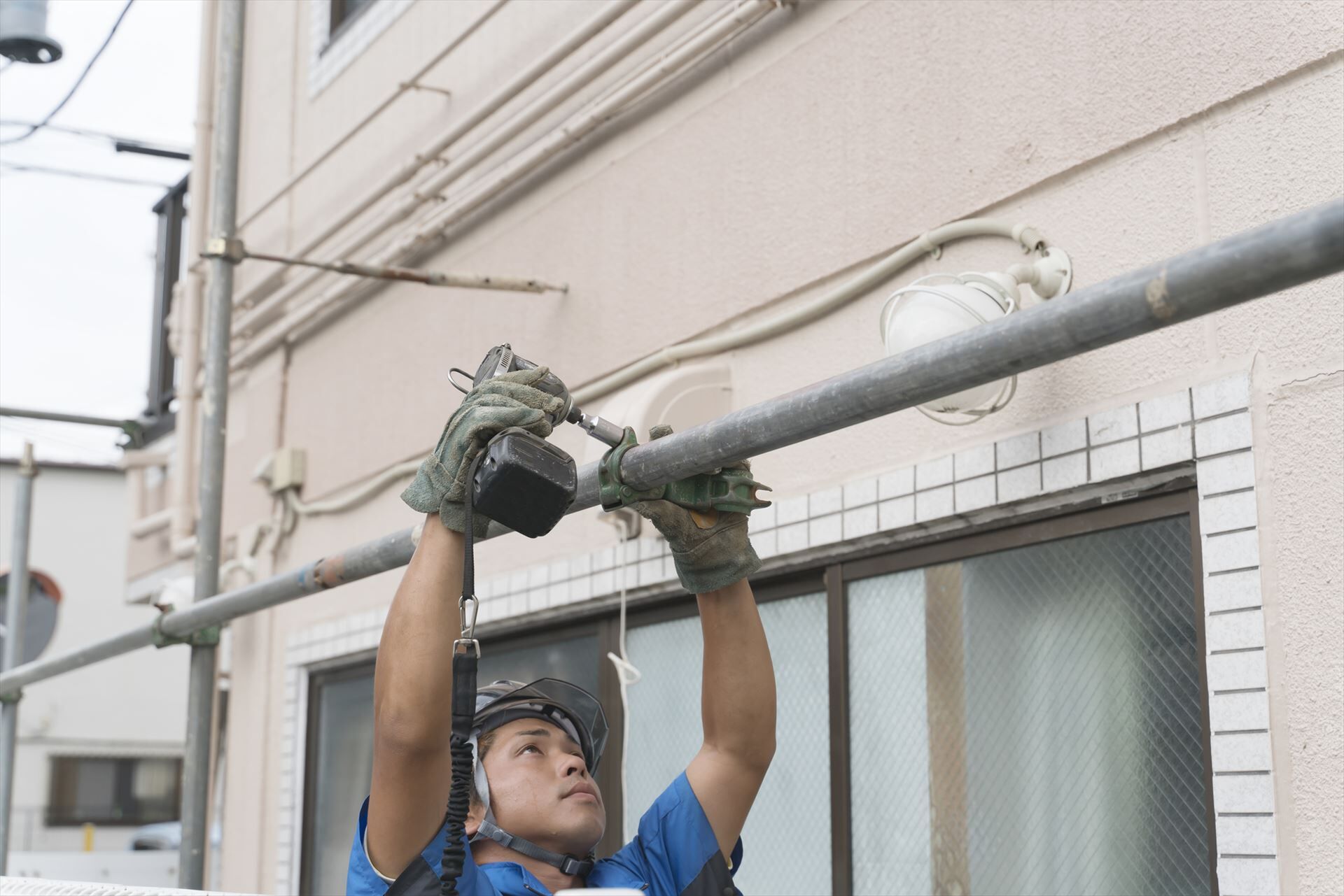 足場を組み立てるスタッフ